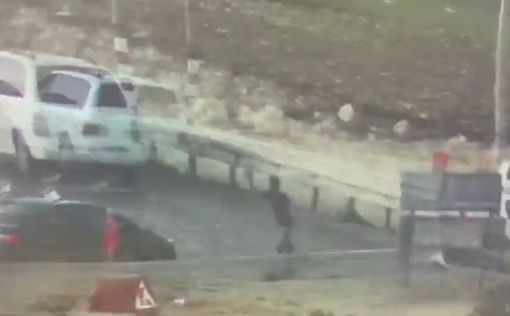 Бросил блок, пытался взломать дверь машины. Видео теракта в Бейт Эль